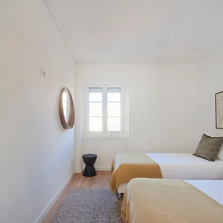 Deluxe At Amazing Prime Location, By Timecooler Daire *