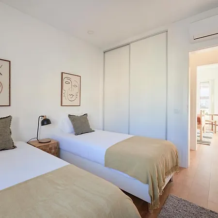 Deluxe At Amazing Prime Location, By Timecooler Apartment *